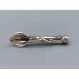A silver posy brooch in the art nouveau style, 7.4g