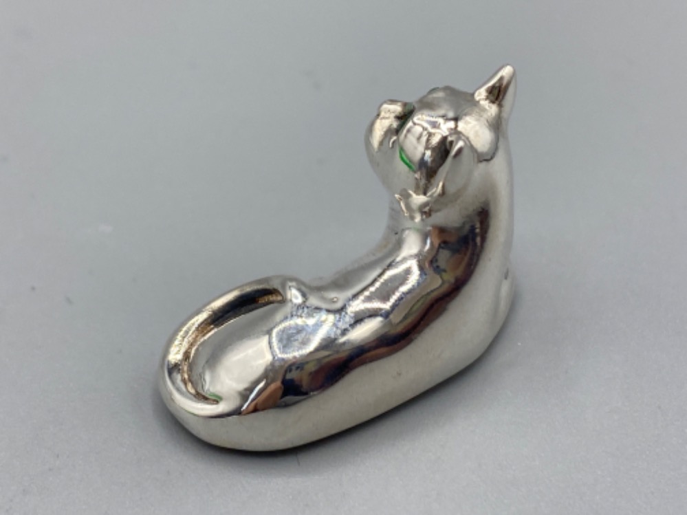 A silver figure of a cat with emerald eyes, 10.8g - Image 3 of 3