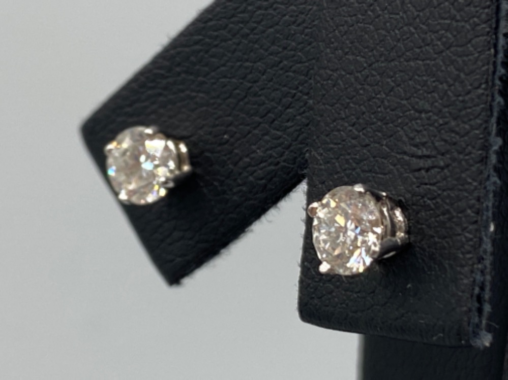 A pair of 14ct white gold diamond stud of 1.11 cts, 0.8g - Image 3 of 3