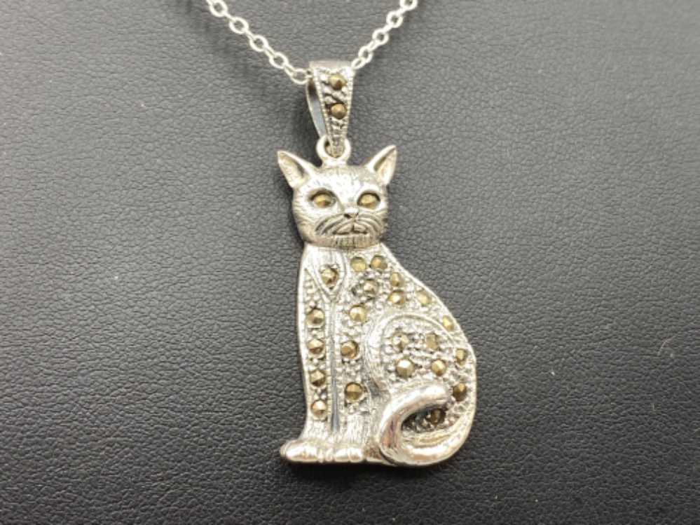 A silver and marcasite cat pendant necklace, 9.1g 48cm length - Image 2 of 2