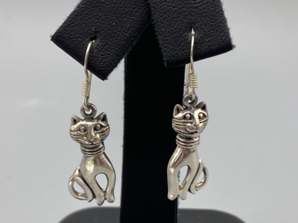 A pair of silver cat drop earrings, 3.4g