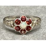 Silver, Garnet & Opal ring, comprises of large centre Opal surrounded by 6x garnets, size T, 2.9g