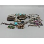 Lot of mixed metal costume jewellery including 2 rings, 3 brooches etc