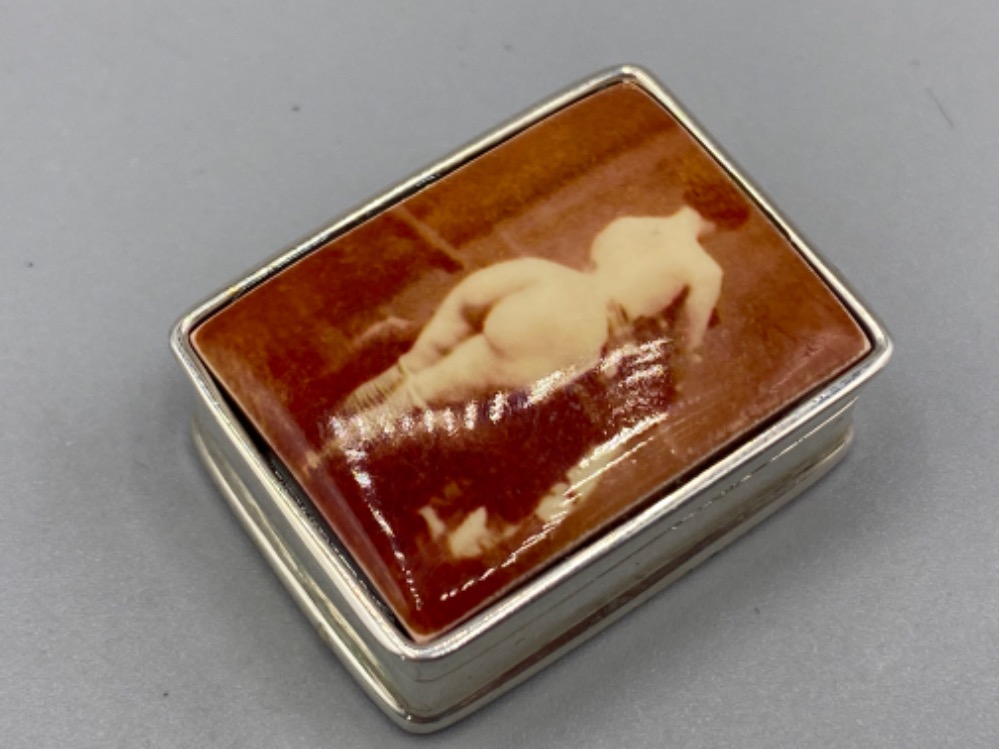 A silver pill box with nude enamel lidded panel, 20.1g