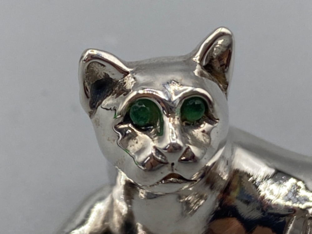 A silver figure of a cat with emerald eyes, 10.8g - Image 2 of 3