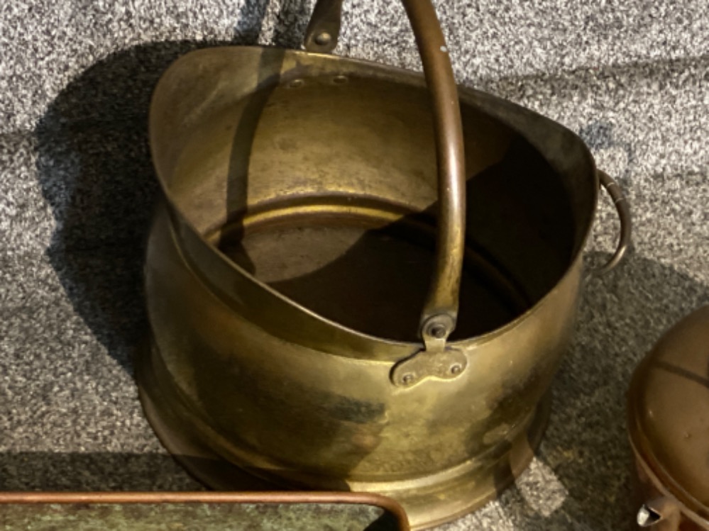 Vintage brass coal scuttle together with a Victorian copper kettle & trough - Bild 2 aus 2