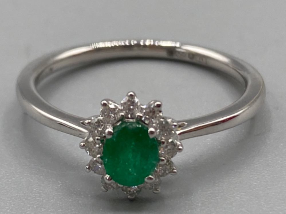 An 18ct white gold emerald and diamond cluster ring of 60 points, 3.2g size O - Bild 3 aus 3