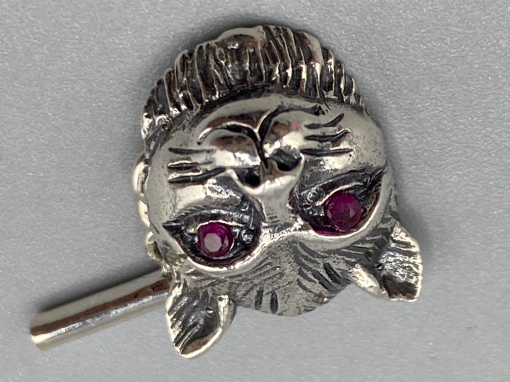 A pair of silver cat head cufflinks with ruby eyes, 5g - Image 2 of 3