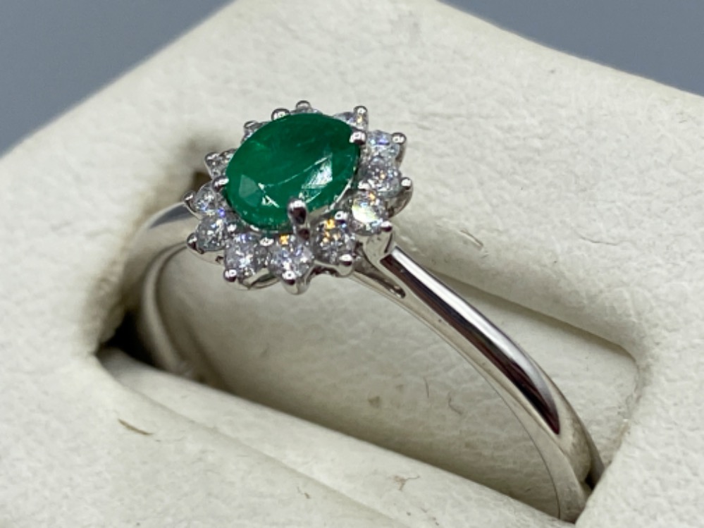 An 18ct white gold emerald and diamond cluster ring of 60 points, 3.2g size O - Bild 2 aus 3