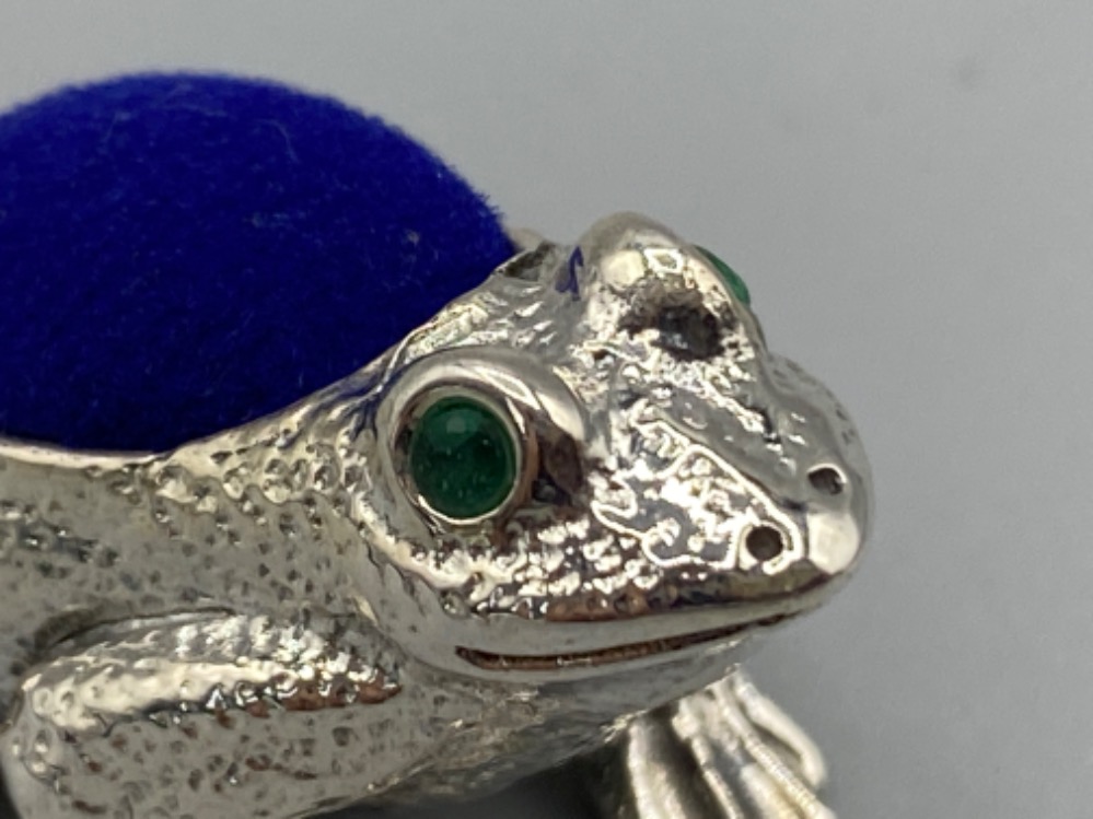 A silver frog pincushion with sapphire eyes, 15.7g - Bild 2 aus 3