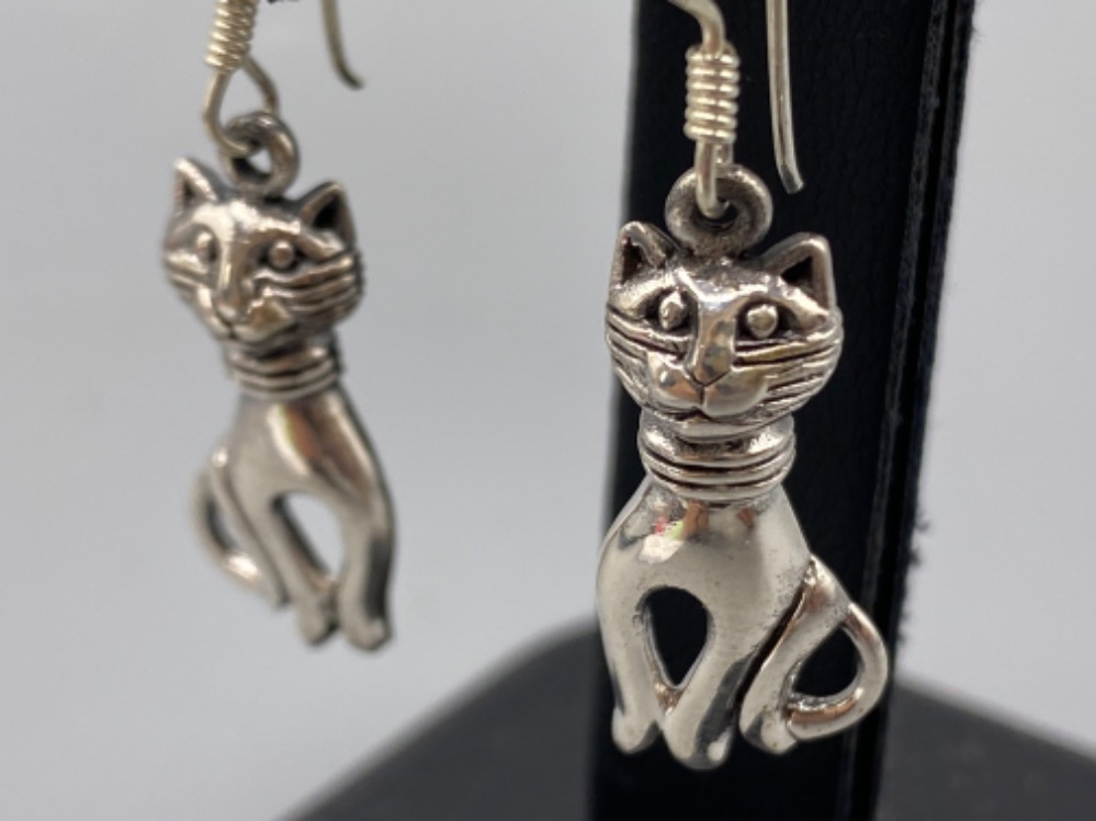 A pair of silver cat drop earrings, 3.4g - Bild 2 aus 3