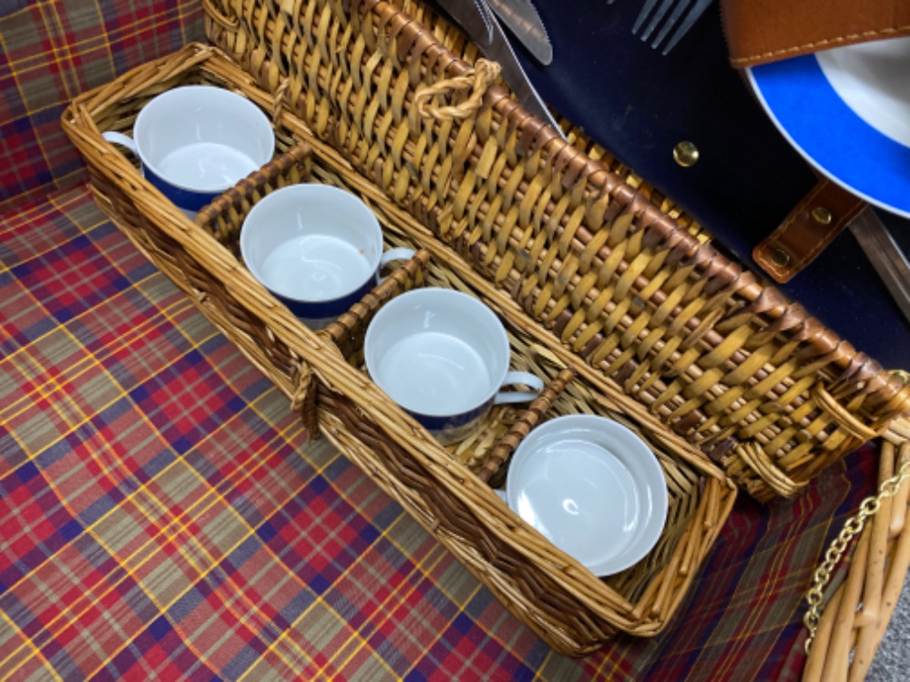 Vintage wicker picnic basket with contents - 55x41cm - Bild 3 aus 4