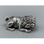 A silver figure of a pug dog, 9.4g