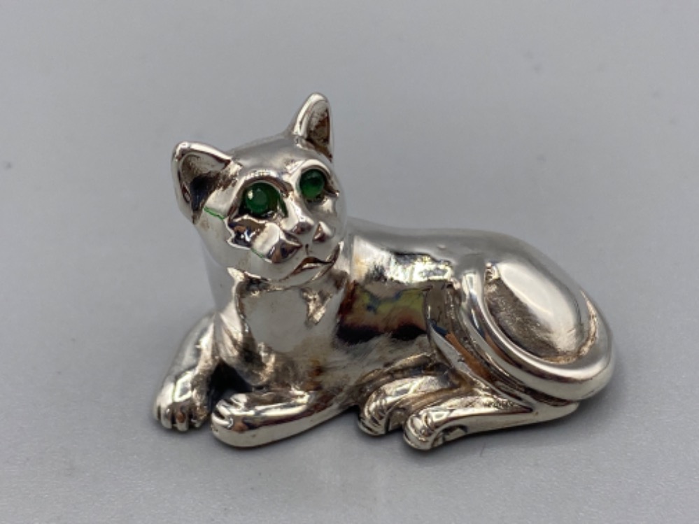 A silver figure of a cat with emerald eyes, 10.8g