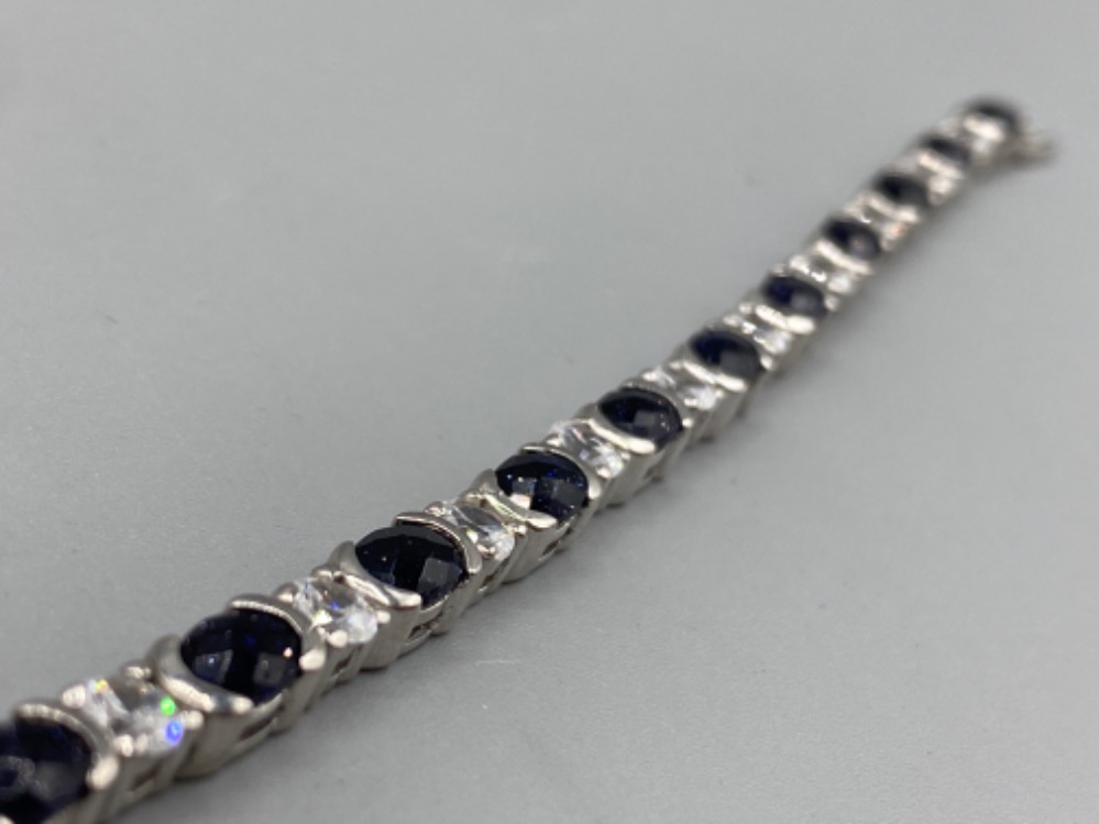 A silver CZ and sapphire line bracelet, 13.9g 19cm length - Bild 2 aus 3