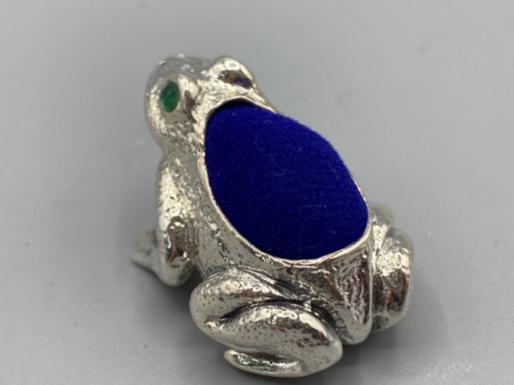 A silver frog pincushion with sapphire eyes, 15.7g - Bild 3 aus 3