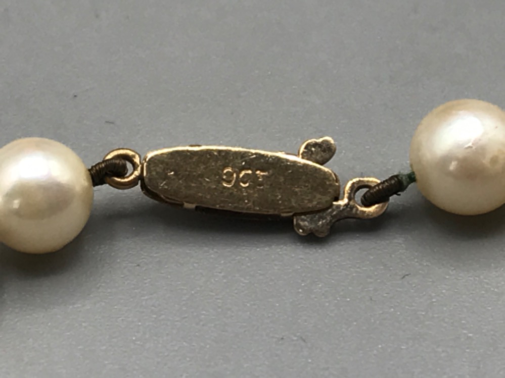 A string of cultured pearls with 9ct yellow old catch - Bild 3 aus 3