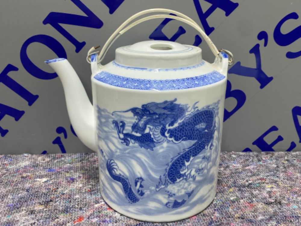 Large vintage Chinese teapot with blue & white foo dragon design - W28xH24cm