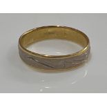 Gents 18ct white and yellow gold patterned wedding band. 4.4g size T