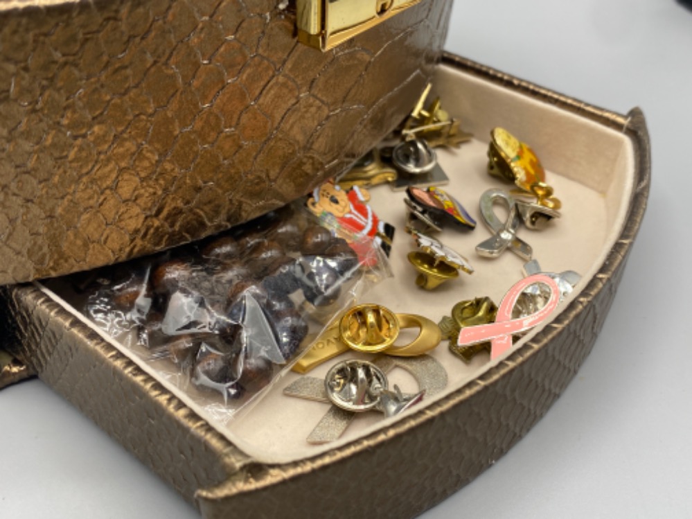 Gold jewellery box with costume content - Image 3 of 3