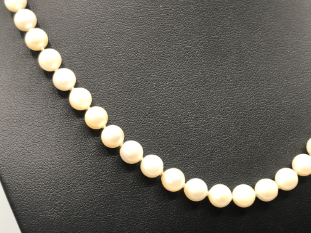 A string of cultured pearls with 9ct yellow old catch - Bild 2 aus 3