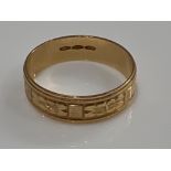 18ct gold fancy patterned band ring. Size Q 3.6g