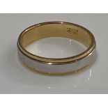 Gents 18ct white and yellow gold wedding band. Size T 5.6g