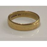 Gents 18ct gold wedding band ring. Size T 5.8g