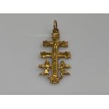 18ct gold caravaca double pendant. 1.3G