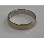 Gents 18ct white gold wedding band. Size P 3g