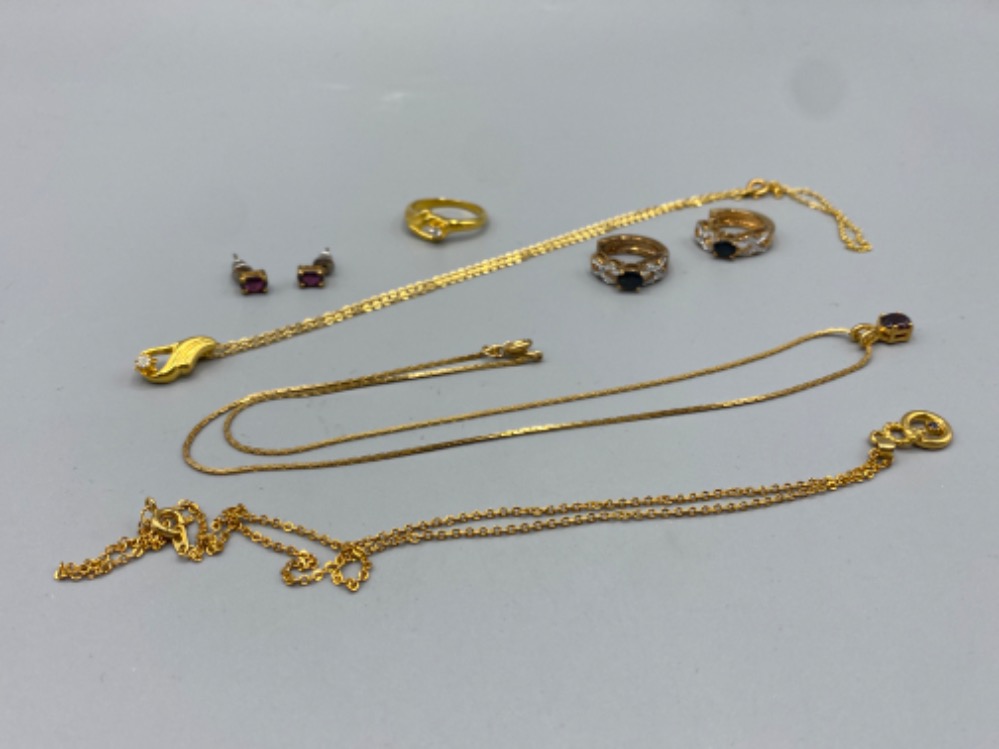 Collection of 6 items of goldplated jewellery set with diamonds, sapphires and garnets