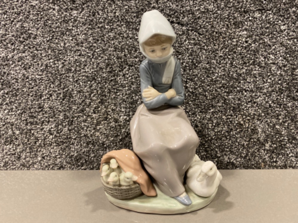 Lladro 1267 Duck seller girl in good condition