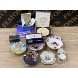 Mixed lot to include Wedgwood Jasper ware & pair of large bowls plus a Royal Doulton plate etc