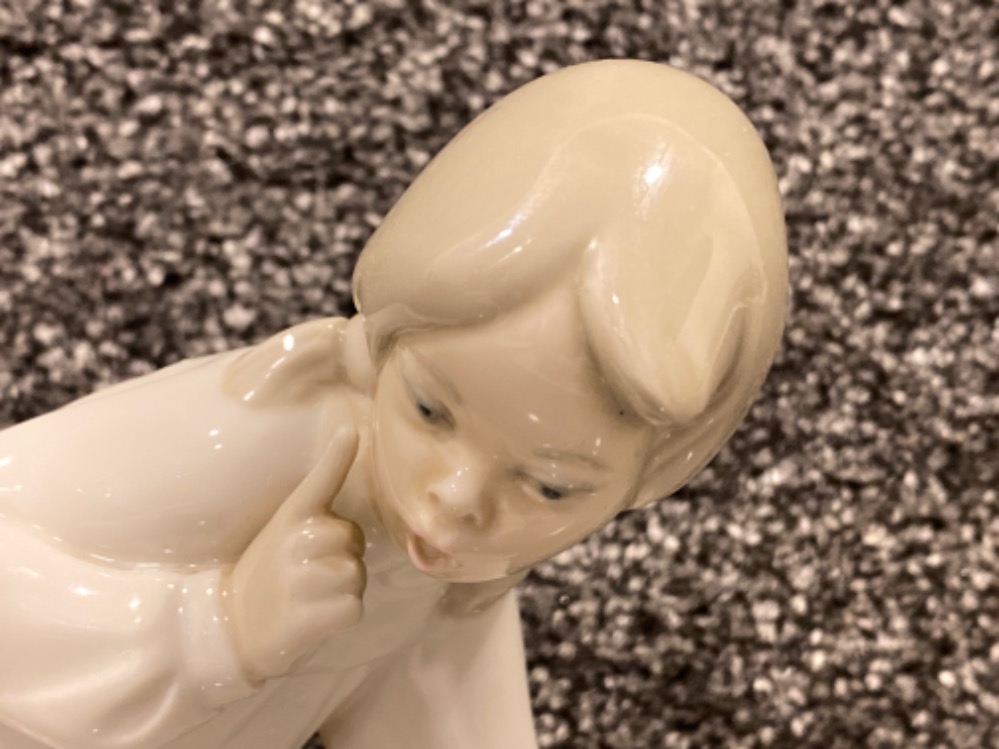 Lladro 4523 little girl with slippers - Image 2 of 3