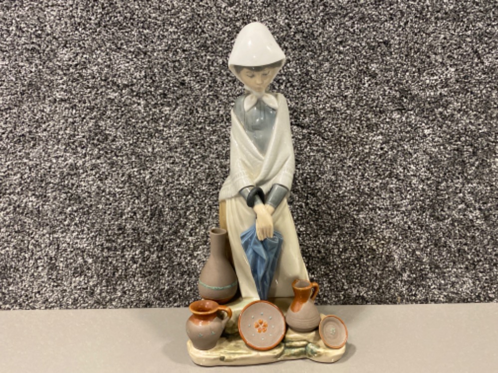 Lladro 5081 pottery girl in good condition