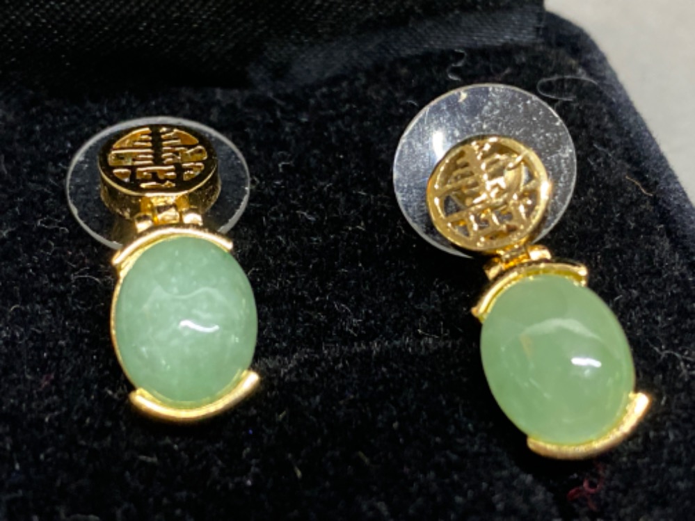 Jade pendant and earrings gold plated mounts - Image 3 of 3