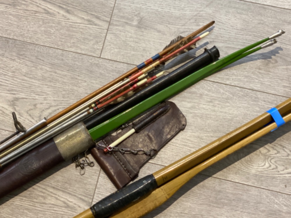 Job lot of archery equipment includes bows & arrow sets - Bild 2 aus 2