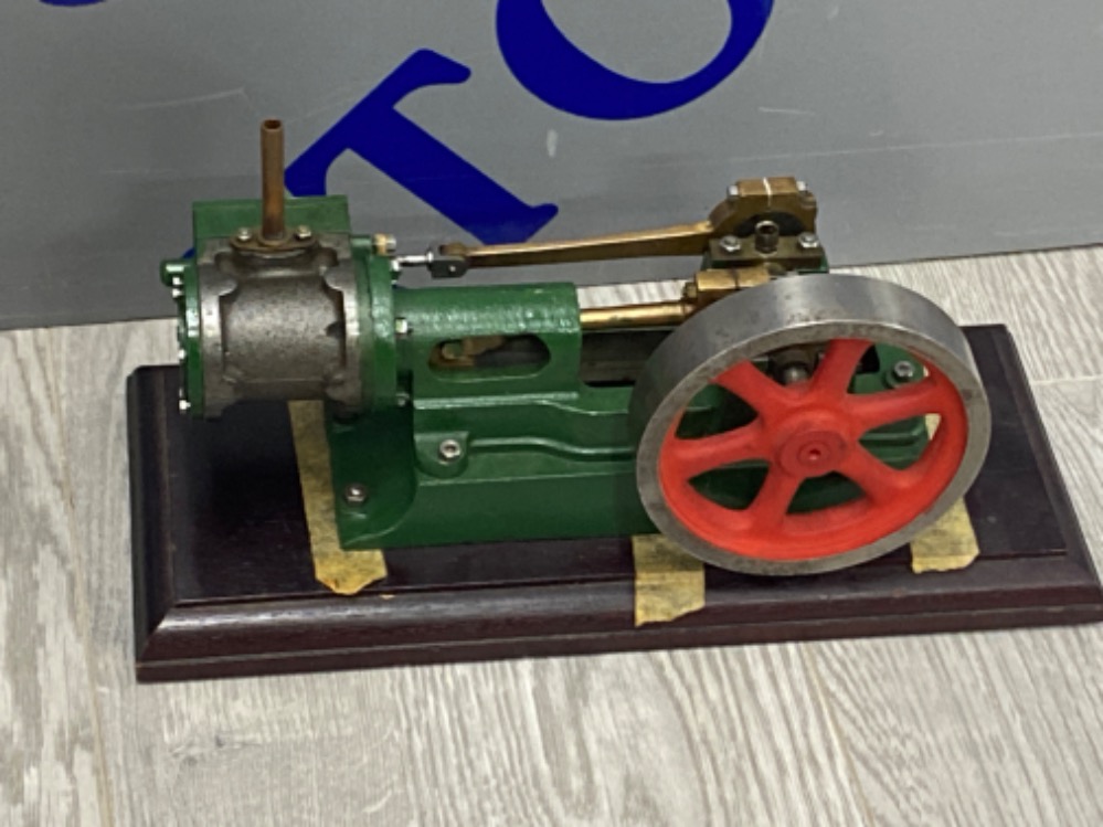 Mill engine in green on wooden base - Image 2 of 3