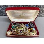 Box of miscellaneous costume jewellery pieces, plus 2x ladies wristwatches