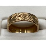 9ct yellow gold band ring, nicely etched, size K 2.7g
