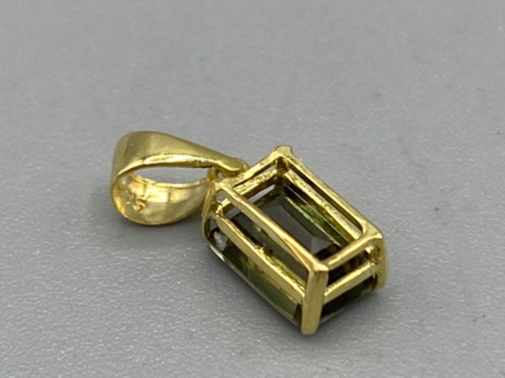 Possible 14ct yellow gold and green stone pendant, 0.3g - Image 2 of 2