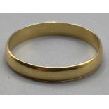 18ct yellow gold band ring -(etched on the inside) size M, 1.5g