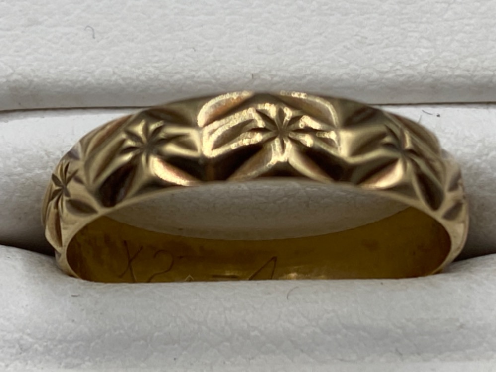 9ct yellow gold nicely etched band ring, size K 1.5g