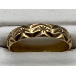 9ct yellow gold nicely etched band ring, size K 1.5g