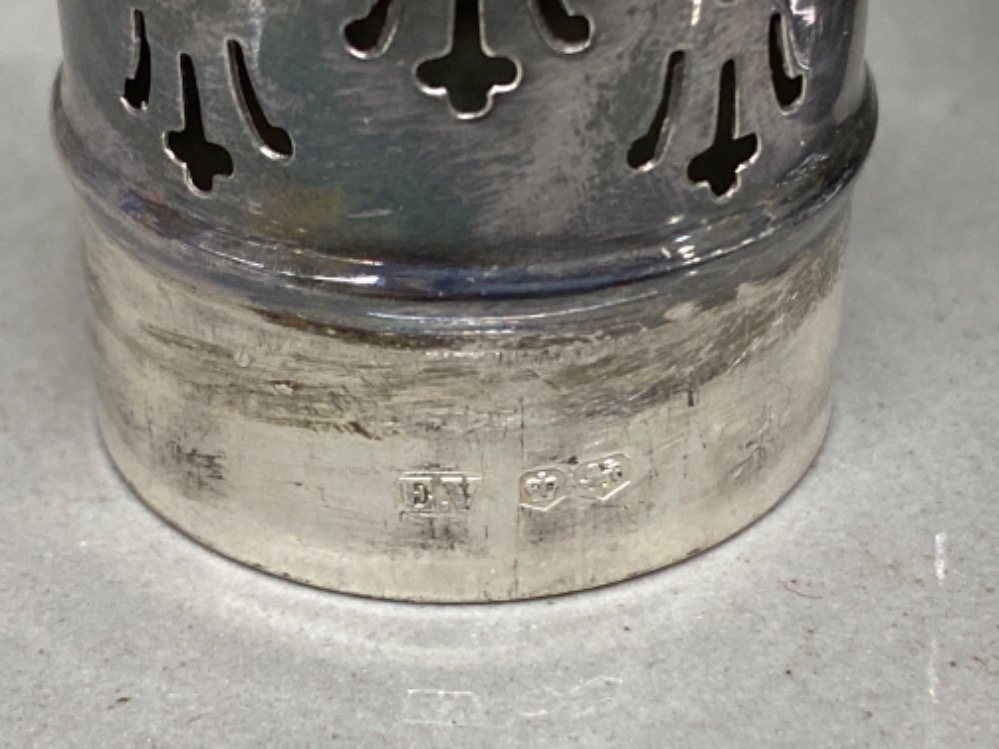 Hallmarked Sheffield silver 1961 sugar shaker 136g - Image 3 of 3