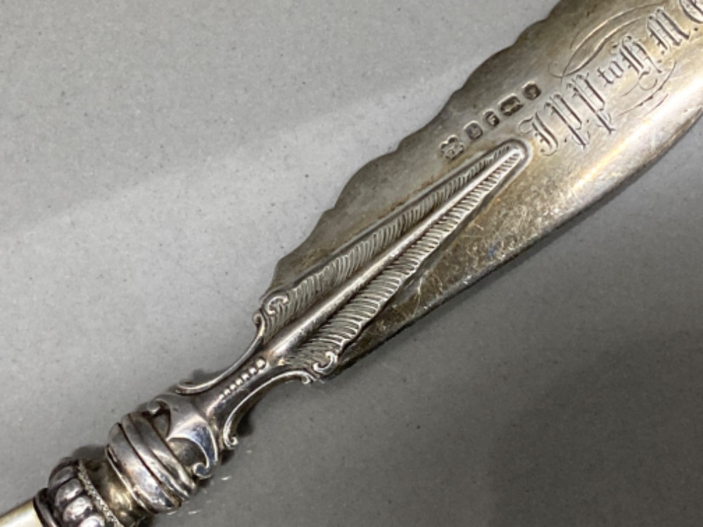 Victorian hallmarked Sheffield silver 1873 butter knife with mother of Pearl handle - Image 2 of 3