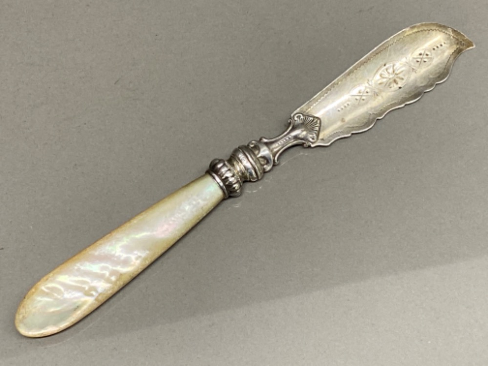Victorian hallmarked Sheffield silver 1873 butter knife with mother of Pearl handle
