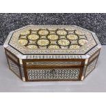 Inlaid mother of Pearl & Mahogany jewellery box With key - 28x19.5cm, height 9cm