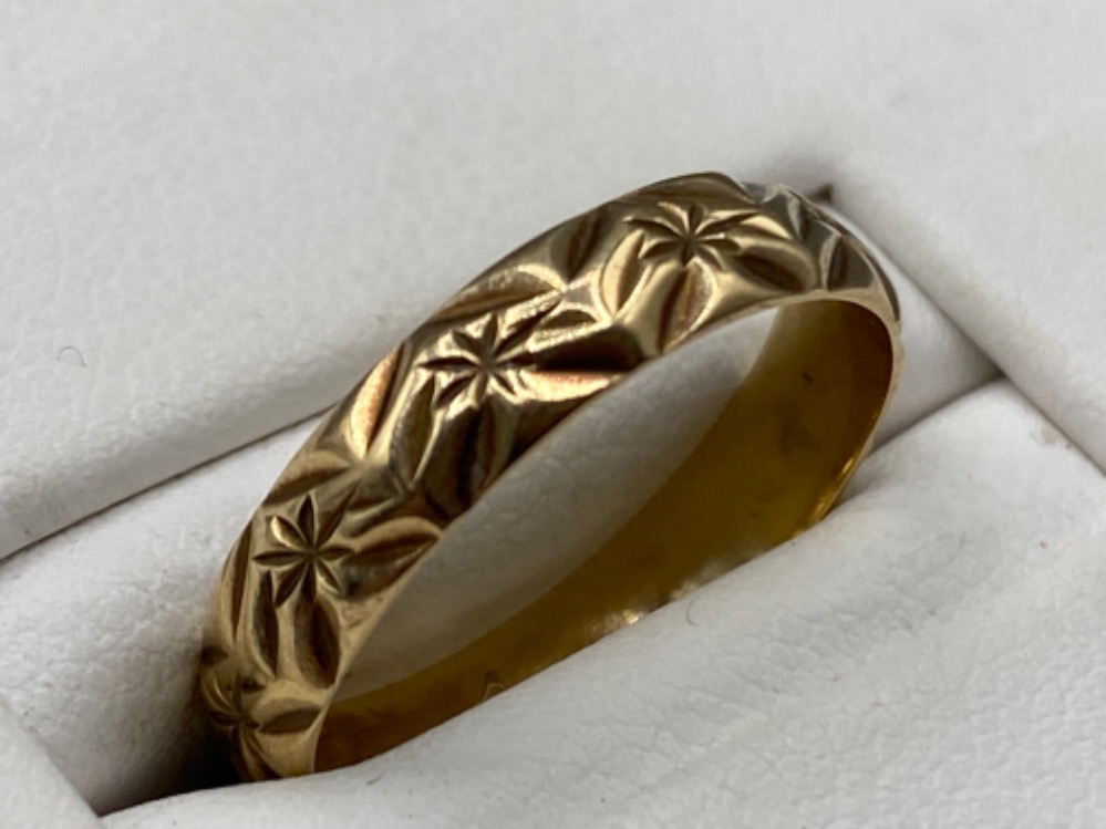 9ct yellow gold nicely etched band ring, size K 1.5g - Image 2 of 3