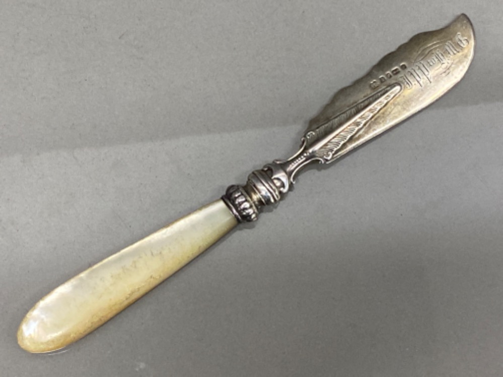 Victorian hallmarked Sheffield silver 1873 butter knife with mother of Pearl handle - Image 3 of 3